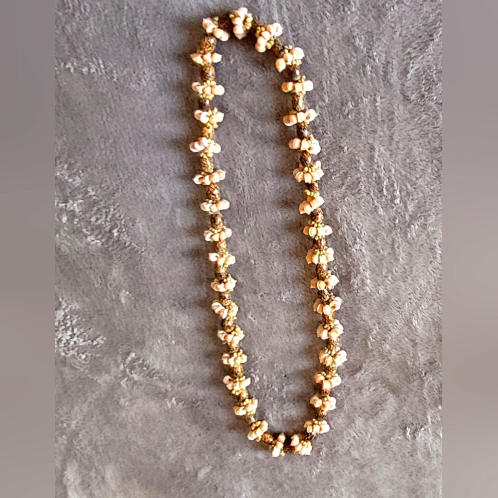 Hawaiian Shell Beaded Necklace 17"long.